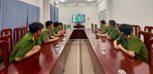 Công an xã Đại Phước tổ chức xem phim “Mùi cỏ cháy” nhân kỷ niệm 136 năm Ngày sinh Chủ tịch Hồ Chí Minh