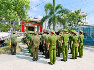 Công an xã Đại Phước tổ chức viếng, dâng hương tại Nhà bia tưởng niệm Liệt sĩ ấp Cát Lái