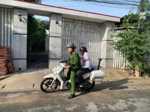 Không để thí sinh nào lỡ Kỳ thi tốt nghiệp THPT - Công an xã Đại Phước kịp thời hỗ trợ hai thí sinh đến điểm thi an toàn, đúng giờ