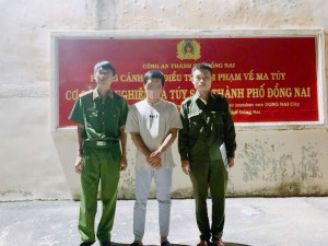 Công an xã Đại Phước đưa hai đối tượng đi cai nghiện bắt buộc, góp phần bảo đảm ANTT