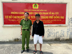 Công an xã Đại Phước đưa đối tượng đi cai nghiện bắt buộc, góp phần bảo đảm ANTT