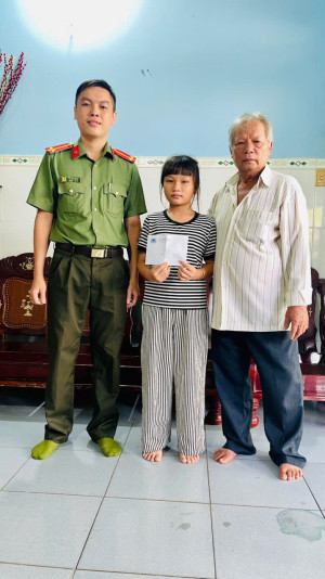 Công an xã Đại Phước thăm, tặng quà “Con nuôi Công an xã”...