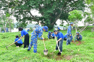 Đoàn Thanh niên xã phối hợp với trung tâm huấn luyện tổ chức lễ ra quân chiến dịch thanh niên tình nguyện hè năm 2026 với chủ đề “Hành quân xanh”.