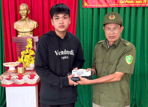 Công an xã Đại Phước kịp thời trao trả tài sản cho người dân bị đánh rơi