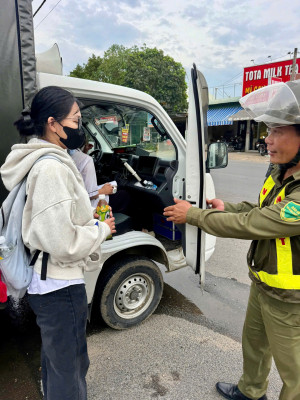 Công an xã Đại Phước kịp thời hỗ trợ thí sinh về nhà an toàn sau ngày thi THPT năm 2026 đầu tiên