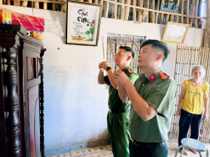 Công an xã Đại Phước thăm, tặng quà gia đình thờ cúng Mẹ Việt nam anh hùng nhân kỷ niệm 79 năm Ngày Thương binh - Liệt sĩ