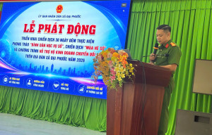 Công an xã Đại Phước tham gia tuyên truyền, hướng dẫn sử...