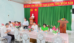 Thường trực Hội đồng Nhân dân xã tham dự sinh hoạt Chi bộ ấp Phú Đông