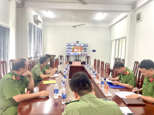 Công an xã Đại Phước tham dự Hội nghị trực tuyến quán triệt và ký cam kết thực hiện chương trình hành động về tăng cường kỷ luật, siết chặt kỷ cương, nâng cao ý thức chấp hành điều lệnh Công an nhân dân