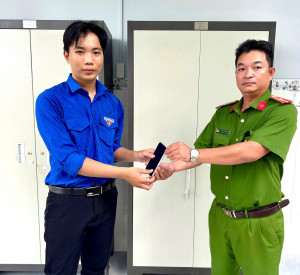 Công an xã Đại Phước kịp thời hỗ trợ người dân tìm lại tài sản đánh rơi