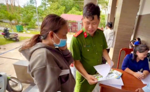 Công an xã Đại Phước phối hợp tuyên truyền pháp luật, hỗ trợ hộ kinh doanh triển khai chính sách thuế và chuyển đổi số