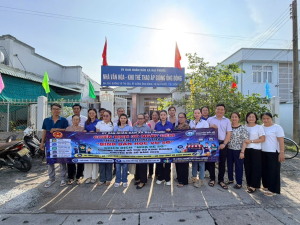 Tổ Công nghệ số cộng đồng ấp Giồng Ông Đông ra quân “đi từng ngõ, gõ từng nhà” hỗ trợ người dân chuyển đổi số