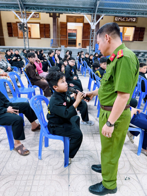 Công an xã Đại Phước tuyên truyền, phổ biến pháp luật cho tăng, ni, Phật tử