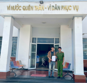 Công an xã Đại Phước trao trả tài sản, giấy tờ cho người đánh rơi