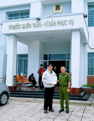 Công an xã Đại Phước trao trả giấy tờ bị đánh rơi cho người dân