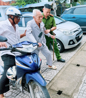 Ấm áp hình ảnh Công an xã Đại Phước tận tình hỗ trợ cụ ông 85 tuổi thực hiện thủ tục hành chính