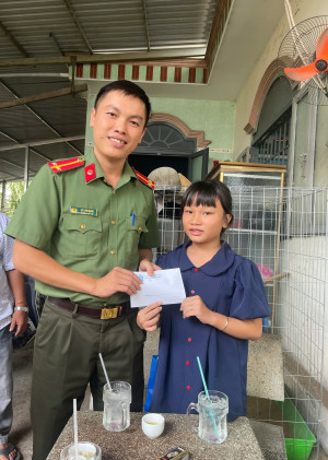 Công an xã Đại Phước chăm lo con nuôi của đơn vị, tiếp thêm động lực cho năm học mới