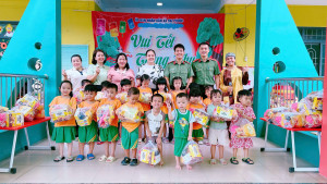 Công an xã Đại Phước tặng quà trung thu cho các cháu Trường Mầm non Đại Phước (phân hiệu Phú Hữu)