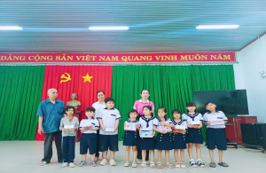 Trao yêu thương - cùng em đến trường, tiếp sức học sinh có hoàn cảnh khó khăn trước thềm năm học mới