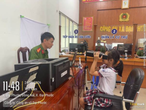 Công an xã Đại Phước làm xuyên trưa cấp căn cước, tài khoản định danh điện tử mức 2 cho học sinh