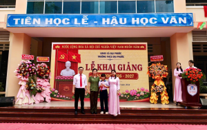 Công an xã Đại Phước đồng hành cùng “con nuôi” đến trường