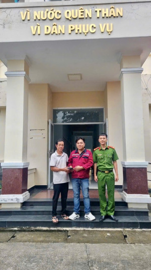 Công an xã Đại Phước phối hợp hỗ trợ trao trả tài sản, giấy tờ cho người dân đánh rơi