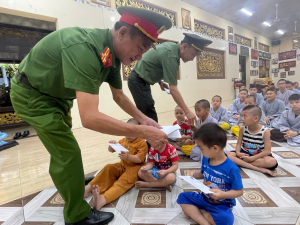 Công an xã Đại Phước trao tặng 26 phần quà cho trẻ em có hoàn cảnh khó khăn tại chùa Pháp Bảo