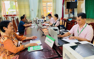 Phiên giao dịch Ngân hàng Chính sách xã hội đầu tiên tại xã Đa Kia sau khi thực hiện chính quyền địa phương 2 cấp