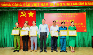 Đồng chí Lý Trọng Nhân-Tỉnh ủy viên, Bí thư Đảng ủy, CT. HĐND xã (ở giữa) tặng giấy khen cho đại diện các tập thể có thành tích xuất sắc trong tổ chức Đại hội Đảng bộ xã