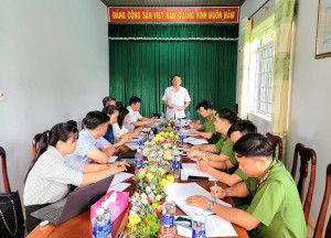 Đồng chí Lý Trọng Nhân - Bí thư Đảng ủy xã, chủ tịch HĐND xã chủ trì buổi làm việc