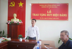 TỔ CHỨC LỄ TRAO HUY HIỆU ĐẢNG CHO 7 ĐẢNG VIÊN