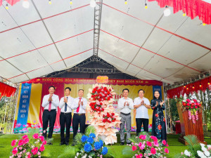 Đảng ủy-HĐND-UBND-UBMTTQVN xã tặng hoa chúc mừng ngày hội