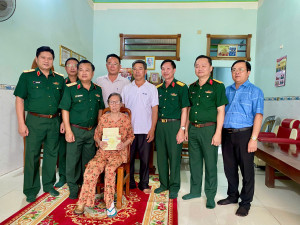 Trung tướng Trần Vinh Ngọc, Bí thư Đảng ủy, Chính ủy Quân khu 7 thăm tặng quà Mẹ Việt Nam anh hùng