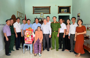Đoàn công tác số 9 của tỉnh Đồng Nai thăm, tặng quà Tết 02 Mẹ Việt Nam anh hùng trên địa bàn xã Đa Kia