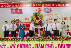 Ủy viên Ban Thường vụ Tỉnh ủy, Trưởng ban Nội chính Tỉnh ủy Đồng Nai đồng chí Nguyễn Minh Hợi; và Tỉnh ủy viên, Giám đốc Sở Công Thương tỉnh Đồng Nai đồng chí Vũ Ngọc Long tặng hoa chúc mừng Đại hội