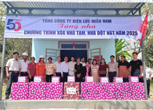 Bàn giao nhà Đại đoàn kết cho các hộ gia đình có hoàn cảnh khó khăn