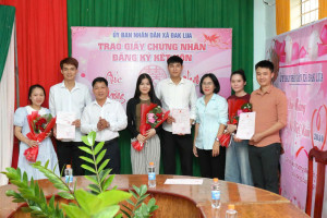 Xã Đak Lua Trao Giấy chứng nhận kết hôn cho 03 cặp đôi, gắn kết hạnh phúc gia đình và cải cách hành chính