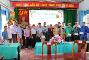 Đoàn mạnh thường quân Nhóm Anh Em Biên Hòa trao tặng những phần quà thiết thực đến với bà con nhân dân xã Đak Lua trước thềm năm mới.