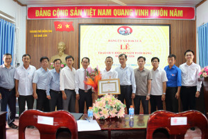 Đảng bộ xã Đak Lua long trọng tổ chức Lễ trao Huy hiệu 30 năm tuổi Đảng cho Đảng viên