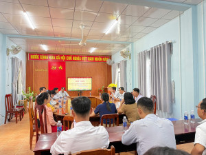 TRAO QUYẾT ĐỊNH TIẾP NHẬN CÔNG CHỨC, TUYỂN DỤNG VIÊN CHỨC CỦA CHỦ TỊCH ỦY BAN NHÂN DÂN XÃ ĐAK LUA