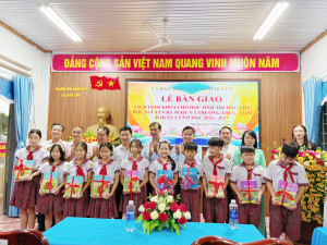XÃ ĐAK LUA TRAO TẶNG 1.182 BỘ SÁCH GIÁO KHOA  CHO HỌC SINH NĂM HỌC 2026–2027