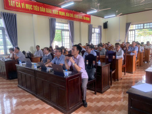 Ồng Lê Xuân Nam - PCT.UBND xã (ở giữa) tham dự buổi tập huấn