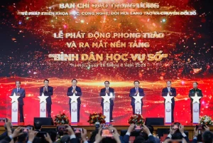 Thủ tướng Chính phủ Phạm Minh Chính và các đồng chí lãnh đạo Đảng, Nhà nước phát động phong trào “Bình dân học vụ số” và công bố nền tảng “Bình dân học vụ số”.
