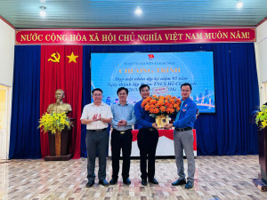 Đồng chí Nguyễn Trọng Lâm – Bí thư Đảng ủy tặng hoa chúc mừng