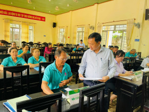 GIÁM ĐỐC CHI NHÁNH NHCSXH TP ĐỒNG NAI THĂM VÀ LÀM VIỆC TẠI ĐIỂM GIAO DỊCH ĐƯỜNG 10, XÃ ĐAK NHAU