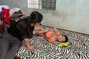 Đăk Ơ: Thăm, tặng quà người khuyết tật nhân Ngày Người khuyết tật Việt Nam 18/4