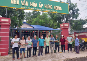 Cán bộ, cộng tác viên y tế ấp Hưng Nghĩa trao đổi một số nhiệm vụ trước khi đến từng hộ gia đình để tuyên truyền