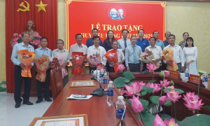 Các đồng chí Đảng viên nhận huy hiệu Đảng chụp hình lưu niệm với Ban Thường vụ Đảng ủy xã Dầu Giây