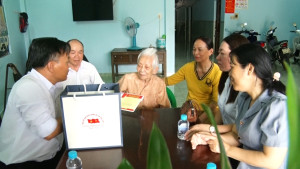 Đoàn đến thăm và tặng quà Mẹ Việt Nam Anh hùng Trần Thị Ngọc Anh