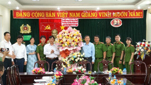 Lãnh đạo xã Dầu Giây tặng hoa chúc mừng nhân kỷ niệm 80 năm Ngày truyền thống Công an nhân dân